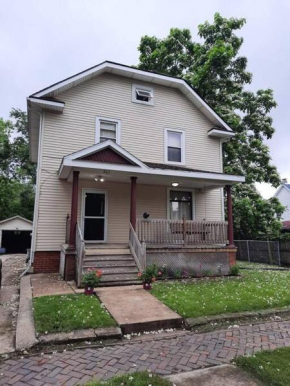 Located 1 mile from Downtown and Knox College